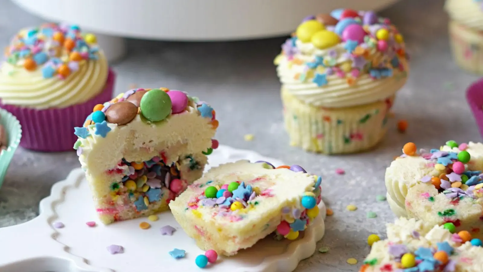 Bei den Funfetti Cupcakes von Food-Bloggerin Mareike Pucka sind die Streusel nicht nur obendrauf, sondern überraschen auch im Innern - so erinnern sie an Konfetti.  (Foto: Mareike Pucka/biskuitwerkstatt.de/dpa-tmn)