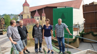 Die Aufbauten auf den Festwagen mit den Motivkulissen hat ein bewährtes Team des städtischen Bauhofs montiert (von links): Christian Fincke, Jörg Heßler und Rainer Geymann wirkten dabei maßgeblich mit. Für ihr Engagement dankte Pia Reinhardt, die den Mooswiesen-Festzug zusammen mit dem bei der Stadt für das Veranstaltungsmanagement zuständigen Wolfgang Guttropf organisiert hat. (Foto: Herbert Dinkel)