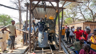 Bergleute helfen während des Rettungseinsatzes an einem eingestürzten Minenschacht in Chegutu. (Foto: Uncredited/AP)