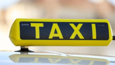 Ein Taxifahrer wurde auf einer Fahrt am Montag von zwei Fahrgästen angegriffen. (Symbolbild: Jan Woitas/dpa)