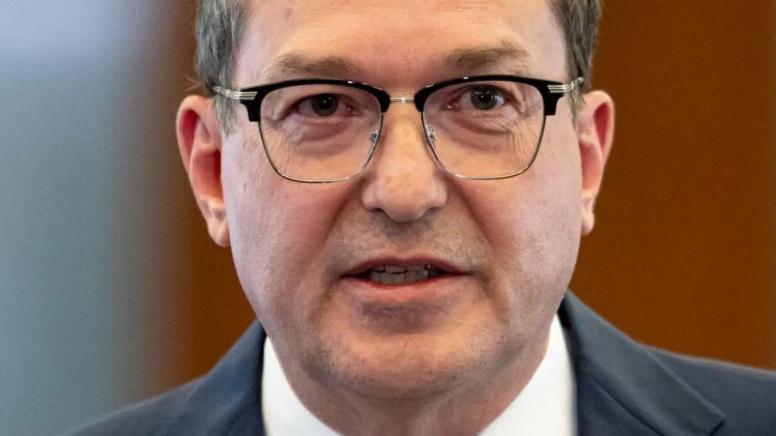 Wenige Stunden nach der Veröffentlichung der Entscheidung des Berliner Verwaltungsgerichts tritt Bundesinnenminister Alexander Dobrindt (CSU) in Berlin vor die Presse. (Foto: Fabian Sommer/dpa)