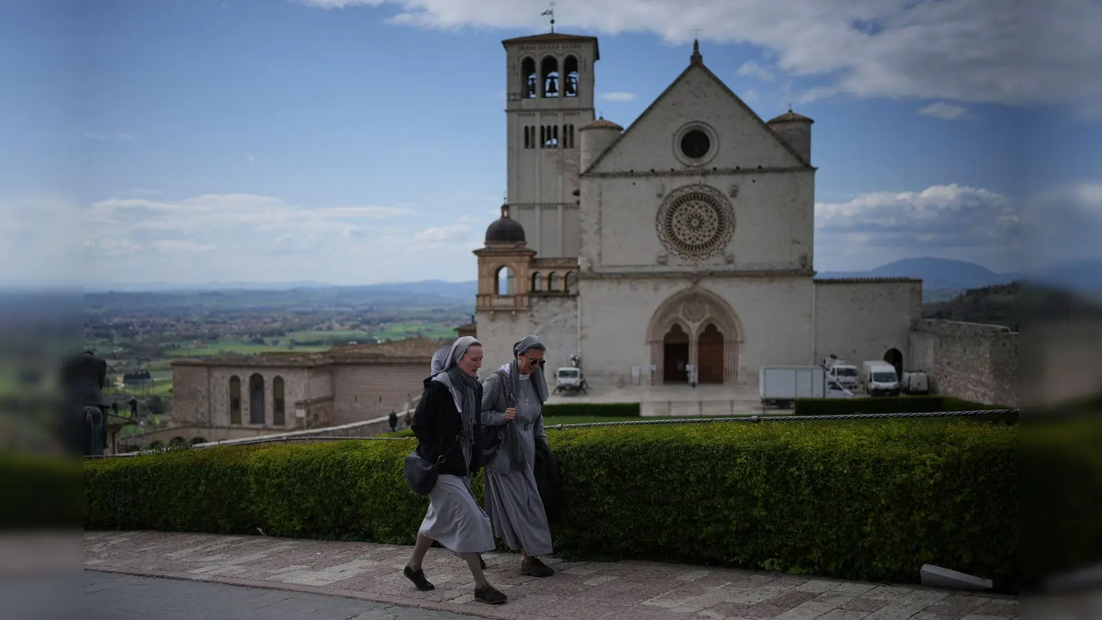 Der Heilige Franz von Assisi ruht in der Basilika San Francesco. (Archivbild) (Foto: Alessandra Tarantino/AP/dpa)