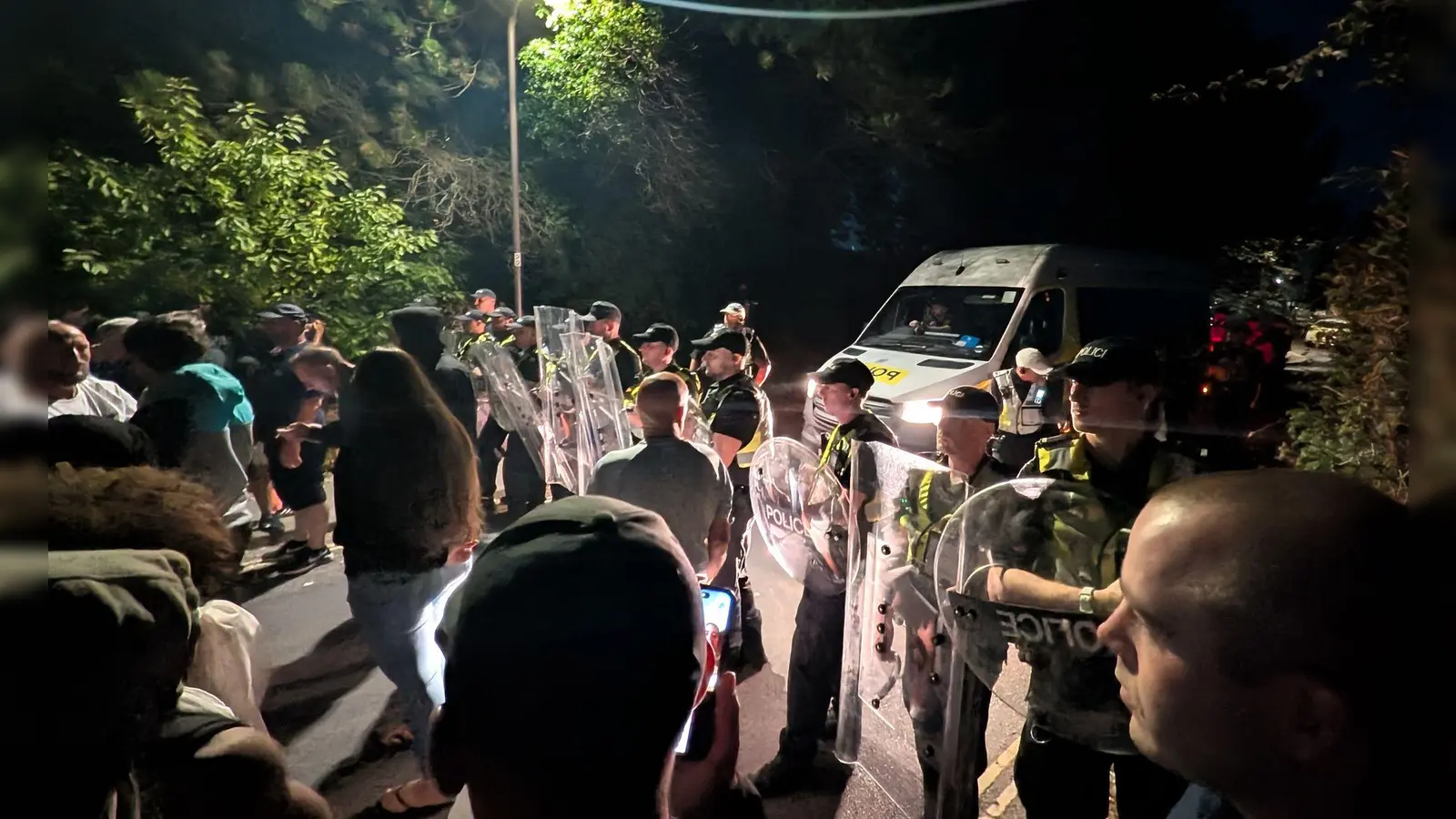 Hunderte rechte Demonstranten blockierten über Nacht Zufahrtswege zum Hafen in Portsmouth, um Bootsmigranten an der Einreise zu hindern. (Foto: --/PA Wire/dpa)