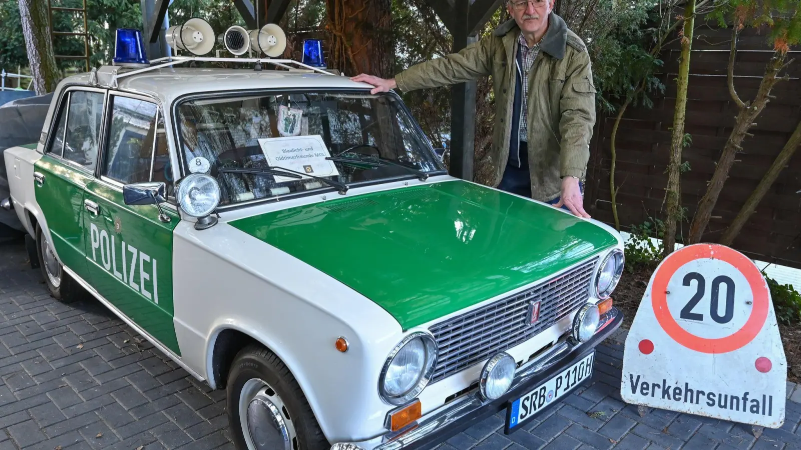 Vor etwa 15 Jahren gelangte Christian Paul an ein altes DDR-Polizeiauto. Inzwischen ist daraus eine umfangreiche Blaulicht-Sammlung entstanden. (Foto: Patrick Pleul/dpa)