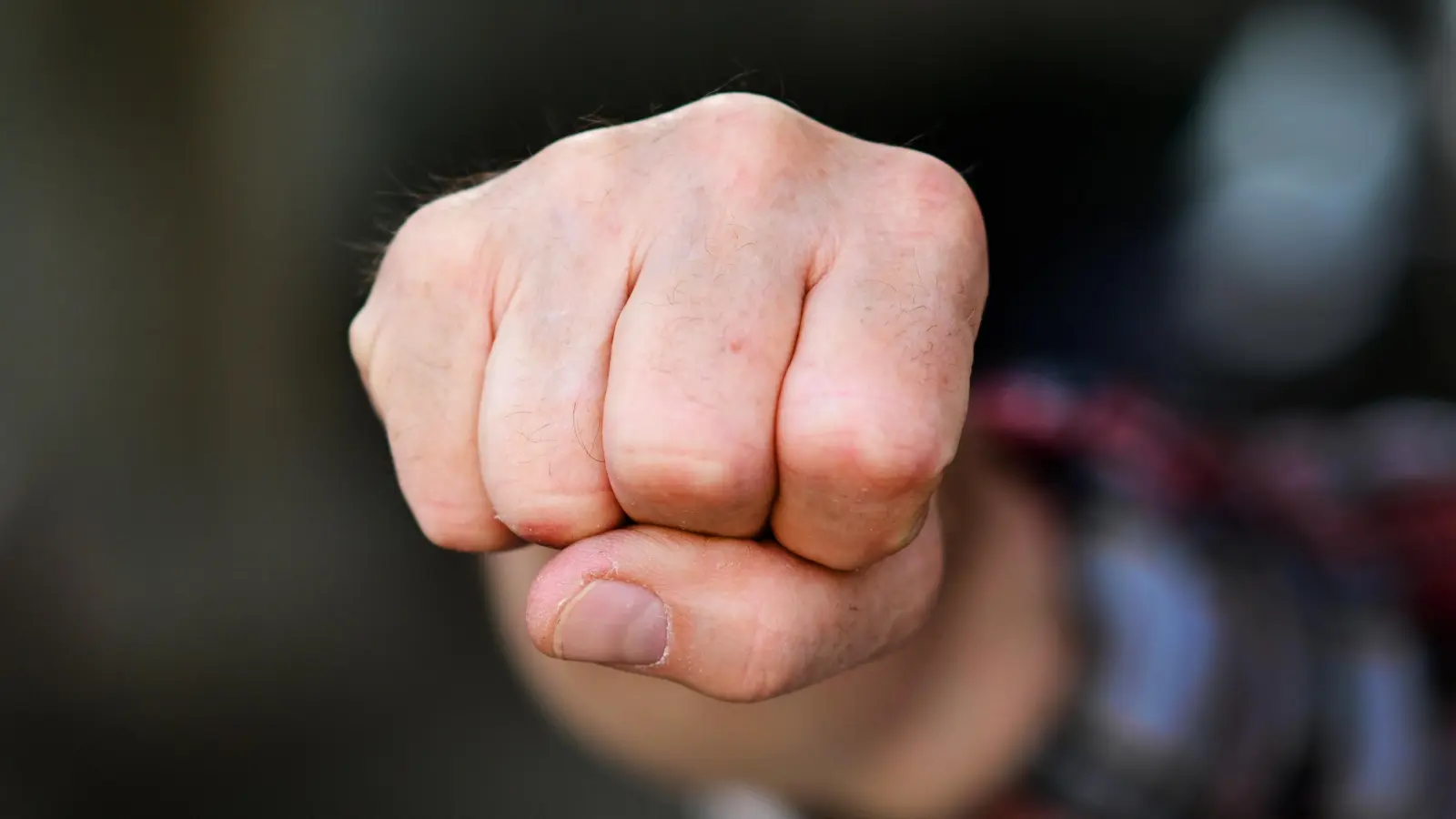 Ein Vater schlug am Mittwochabend bei Dombühl brutal auf seine Tochter ein. (Symbolbild: Anna Beigel)