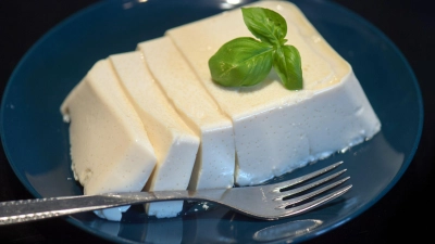 Die Grundzutat für Tofu ist die Sojabohne. (Symbolbild) (Foto: picture alliance / Arno Burgi/dpa-Zentralbild/ZB)