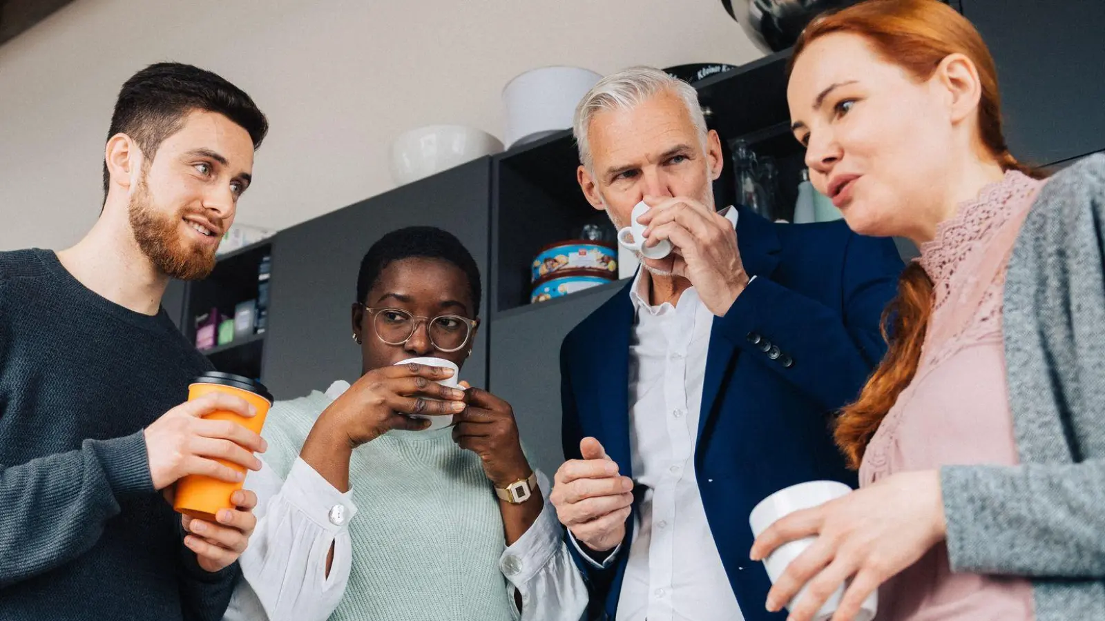 Warum bekommt die Kollegin den Bonus, man selbst aber nicht? Neid im Job kann Ansporn sein, aber auch in Missgunst umschlagen. (Foto: Zacharie Scheurer/dpa-tmn)