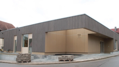 Die neue Kinderkrippe wurde in nachhaltiger Holzbauweise im Passivhausstandard errichtet und schafft eine wohngesunde Umgebung für Kinder und Erzieherinnen. Durch die klimaschonende und hochwertige Bauweise wird das Gebäude durch die Deutsche Gesellschaft für Nachhaltiges Bauen (DGNB) zertifiziert. (Foto: Hans-Bernd Glanz)