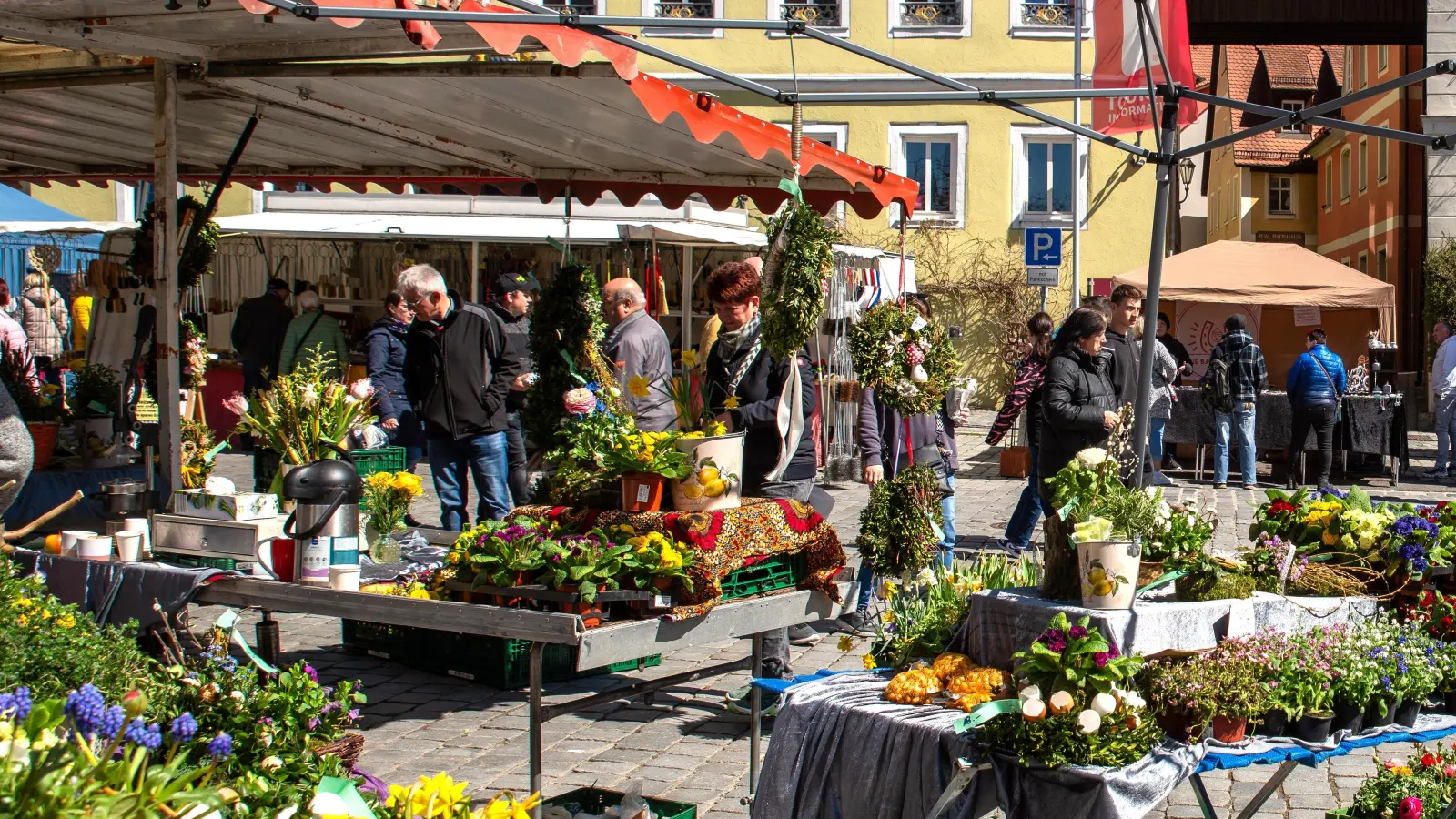 Der beliebte Markt bringt wieder den Frühling nach Feuchtwangen und lockt mit vielen schönen Ideen. (Foto: TI Feuchtwangen/Christoph Bender)