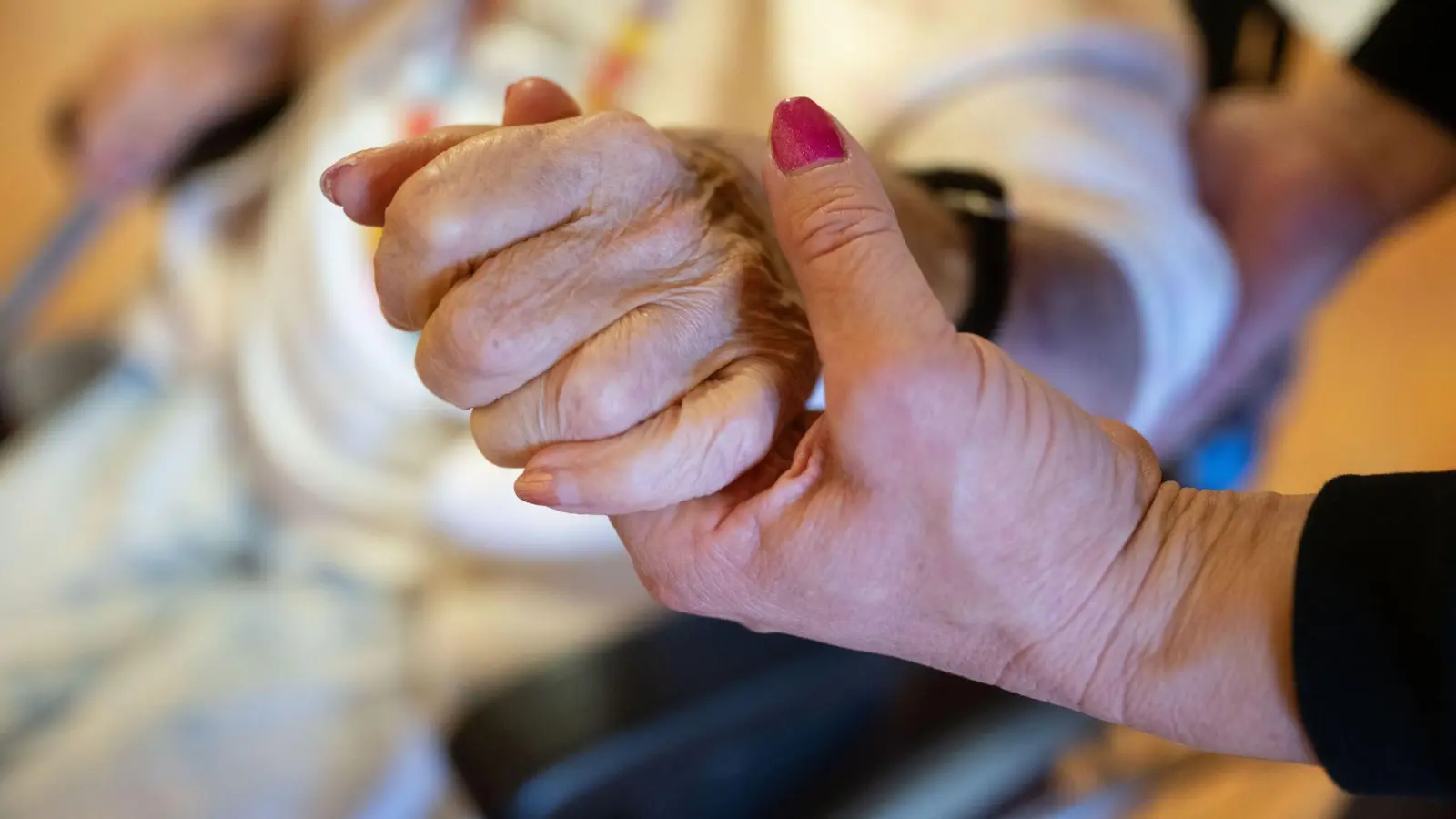 Die Finanzlage der Pflegeversicherung bleibt angespannt. (Archivbild) (Foto: Marijan Murat/dpa)