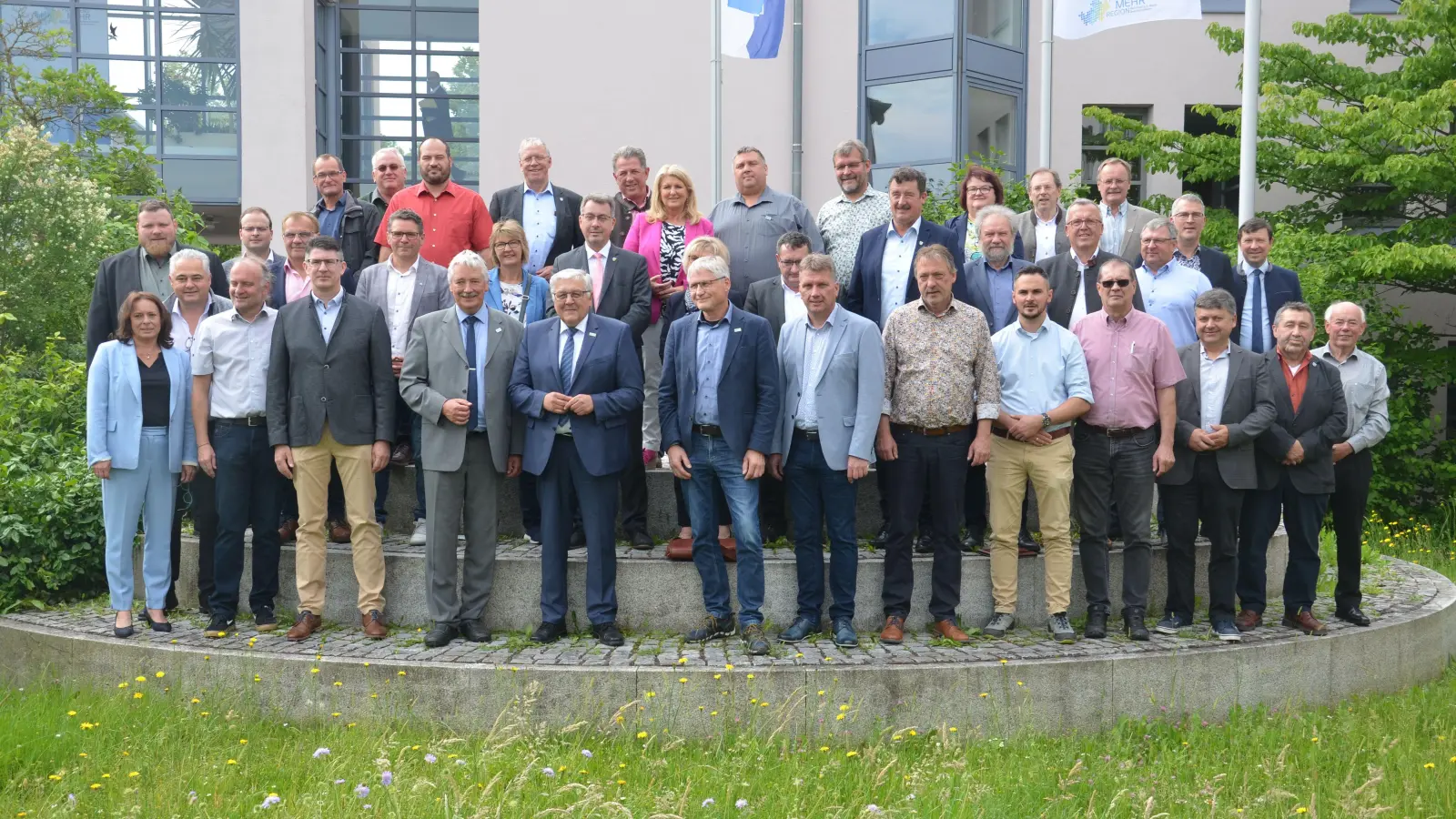 Ein Abschiedsfoto für Helmut Weiß (erste Reihe; Fünfter von links) mit (fast) allen Rathauschefs des Landkreises nach der letzten Bürgermeister-Dienstversammlung in der Amtszeit des scheidenden Landrats. (Foto: Patrick Lauer)