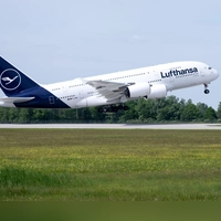 Auch zu Hause in einem Flugzeugsitz lümmen? Wer das möchte, kann bei einer Versteigerung mitmachen. (Symbolbild) (Foto: Sven Hoppe/dpa)