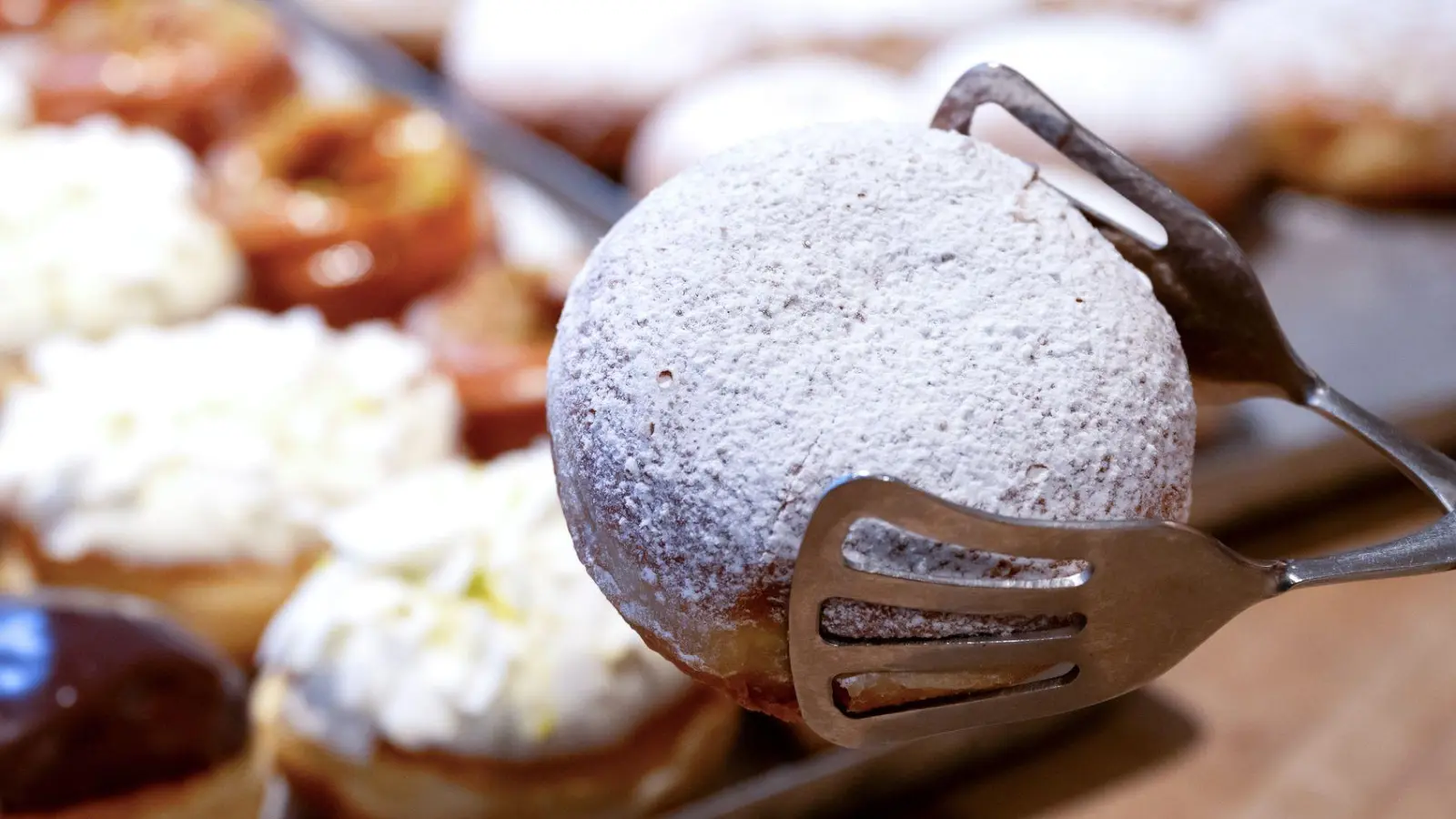 Krapfen in der Auslage der Münchner Biobäckerei Neulinger (Symbolbild) (Foto: Sven Hoppe/dpa)