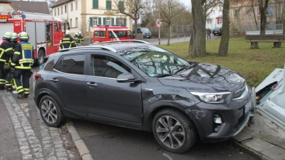 In einer leichten Kurve in der Uffenheimer Bahnhofstraße fuhr der 50-Jährige geradeaus gegen einen Verteilerkasten. (Foto: Hans-Bernd Glanz)