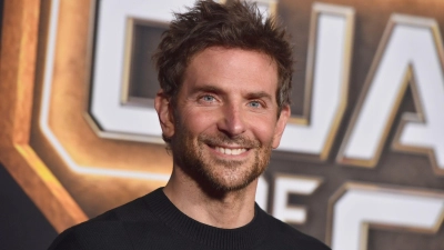 US-Schauspieler Bradley Cooper spielt in „Maestro“ den berühmten Dirigenten Leonard Bernstein. (Foto: Jae C. Hong/Invision/AP/dpa)