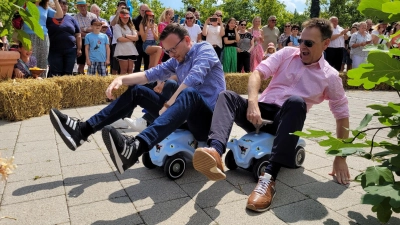 Bezirkstagspräsident Daniel Forster (links) und Neustadts Landrat Christian von Dobschütz wetteifern mit harten Bandagen. (Foto: Nina Daebel)