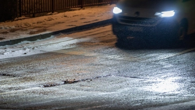 Autofahrer aufgepasst: Schnee und Glätte behindern den Verkehr. (Foto: Harald Tittel/dpa)
