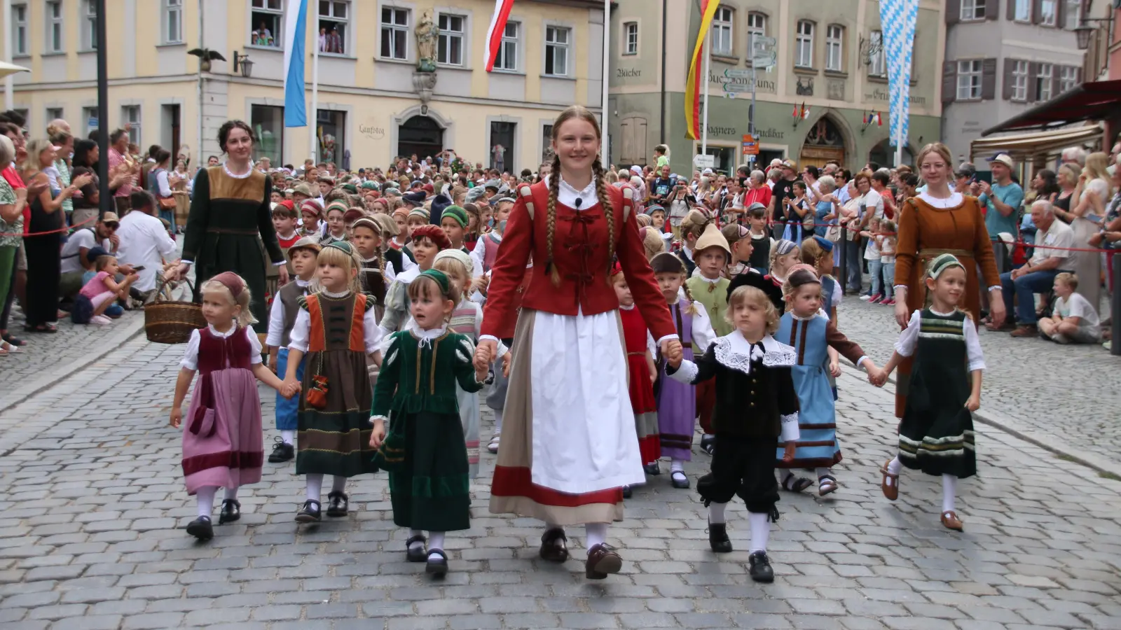 Jule Wetsch führt als Kinderlore die Kinder zur Rettung der Stadt.  (Foto: Stefan Neidl)