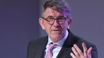 Kulturstaatsminister Wolfram Weimer (parteilos) akzeptiert im Streit mit der Buchhandlung „Zur schwankenden Weltkugel“ eine Gerichtsentscheidung. (Archivbild)  (Foto: Jan Woitas/dpa)
