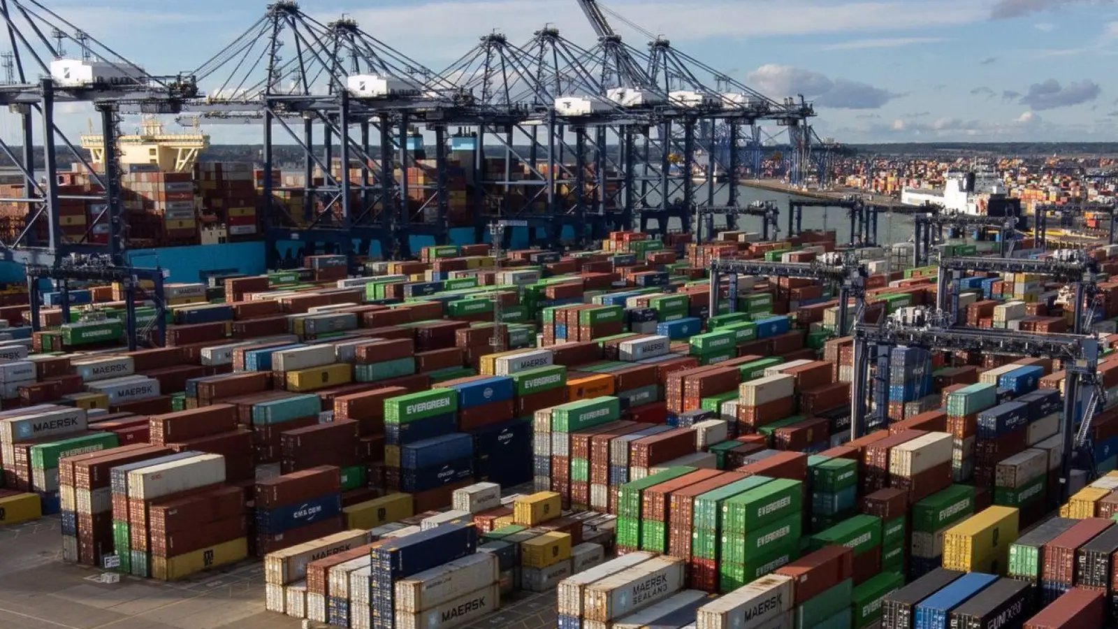 Tausende von Schiffscontainern stehen im Hafen von Felixstowe in Suffolk (Symbolbild). (Foto: Joe Giddens/PA Wire/dpa)