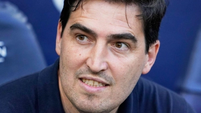 Der Wechsel von Trainer Andoni Iraola ist laut übereinstimmenden Medienberichten perfekt. (Archvibild) (Foto: Dave Thompson/AP/dpa)