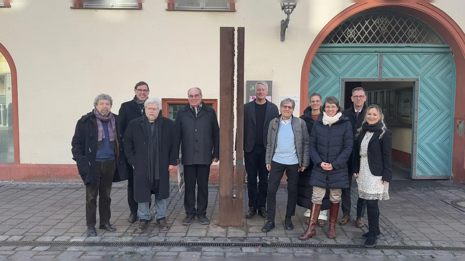 An der Gedenkstele für die Widerstandskämpfer am Martin-Luther-Platz: Vertreter der Stadt, der Kirchen, Schulen und der Kulturszene sowie von Vereinen und Initiativen haben gemeinsam ein umfangreiches Programm konzipiert, um an das Kriegsende vor 80 Jahren zu erinnern und in die Zukunft zu blicken. (Foto: Lara Hausleitner)