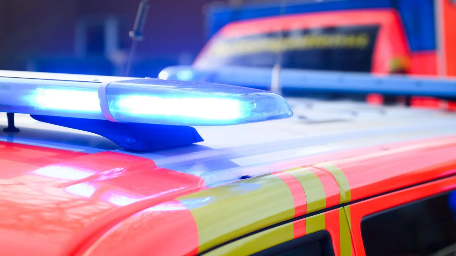 Zahlreiche Rettungskräfte waren bei einem schweren Unfall nahe Mittenwald im Einsatz. (Symbolfoto) (Foto: Julian Stratenschulte/dpa)