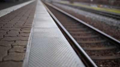 Die einfahrende S-Bahn konnte noch vor dem 67-Jährigen auf den Gleisen stoppen. (Symbolbild) (Foto: Daniel Karmann/dpa)