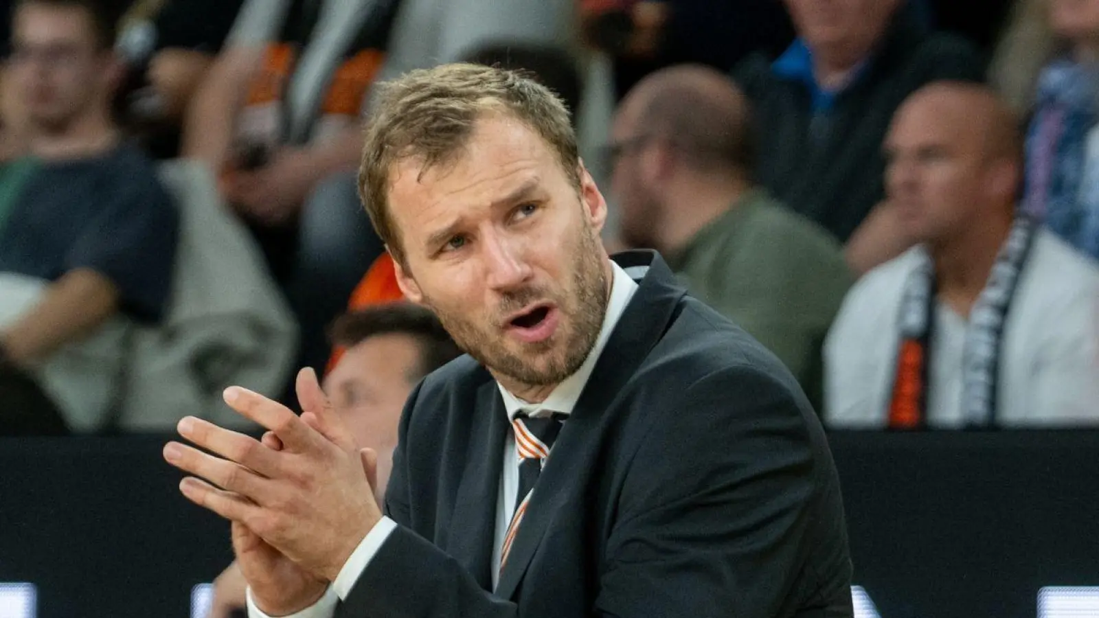 Ulms Trainer Anton Gavel applaudiert. Gavel wechselt nach Bamberg. (Foto: Stefan Puchner/dpa)