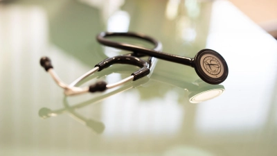 In einer Arztpraxis in Windsbach verlor ein 54-Jähriger die Fassung und begann zu randalieren. (Symbolbild: Frank Rumpenhorst/dpa)