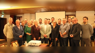 Die Kandidierenden der CSU für die Kommunalwahl 2026. Vorne in der Mitte steht der Oberbürgermeister-Kandidat Florian Vogel. (Foto: Clarissa Kleinschrot)