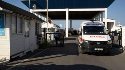 Der Kapitän ist in Haft, die Suche nach Überlebenden geht weiter. (Foto: Nedim Enginsoy/AP/dpa)