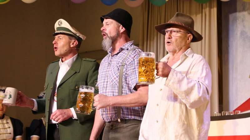 Jenisch-Sprechen fällt leichter, wenn der Mund ordentlich befeuchtet wird: Gerald Bär, Ralf Albig und Werner Rauch (von rechts) beim zünftigen Prosit. (Foto: Jürgen Binder)