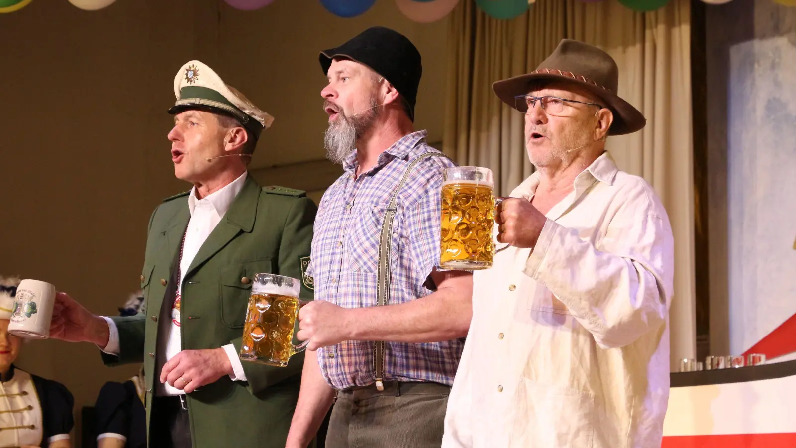 Jenisch-Sprechen fällt leichter, wenn der Mund ordentlich befeuchtet wird: Gerald Bär, Ralf Albig und Werner Rauch (von rechts) beim zünftigen Prosit. (Foto: Jürgen Binder)