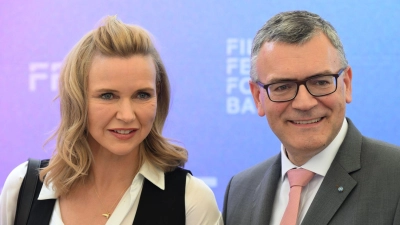Schauspielerin Veronica Ferres und Minister Florian Herrmann. (Foto: Felix Hörhager/dpa)