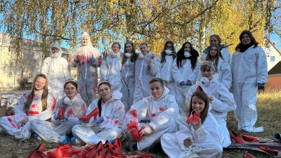 Rund 150 Schuhpaare färbten die Schülerinnen und Schüler der Realschule Heilsbronn für die Kunstinstallation ein. (Foto: Landratsamt Ansbach/Josephine Georgi)