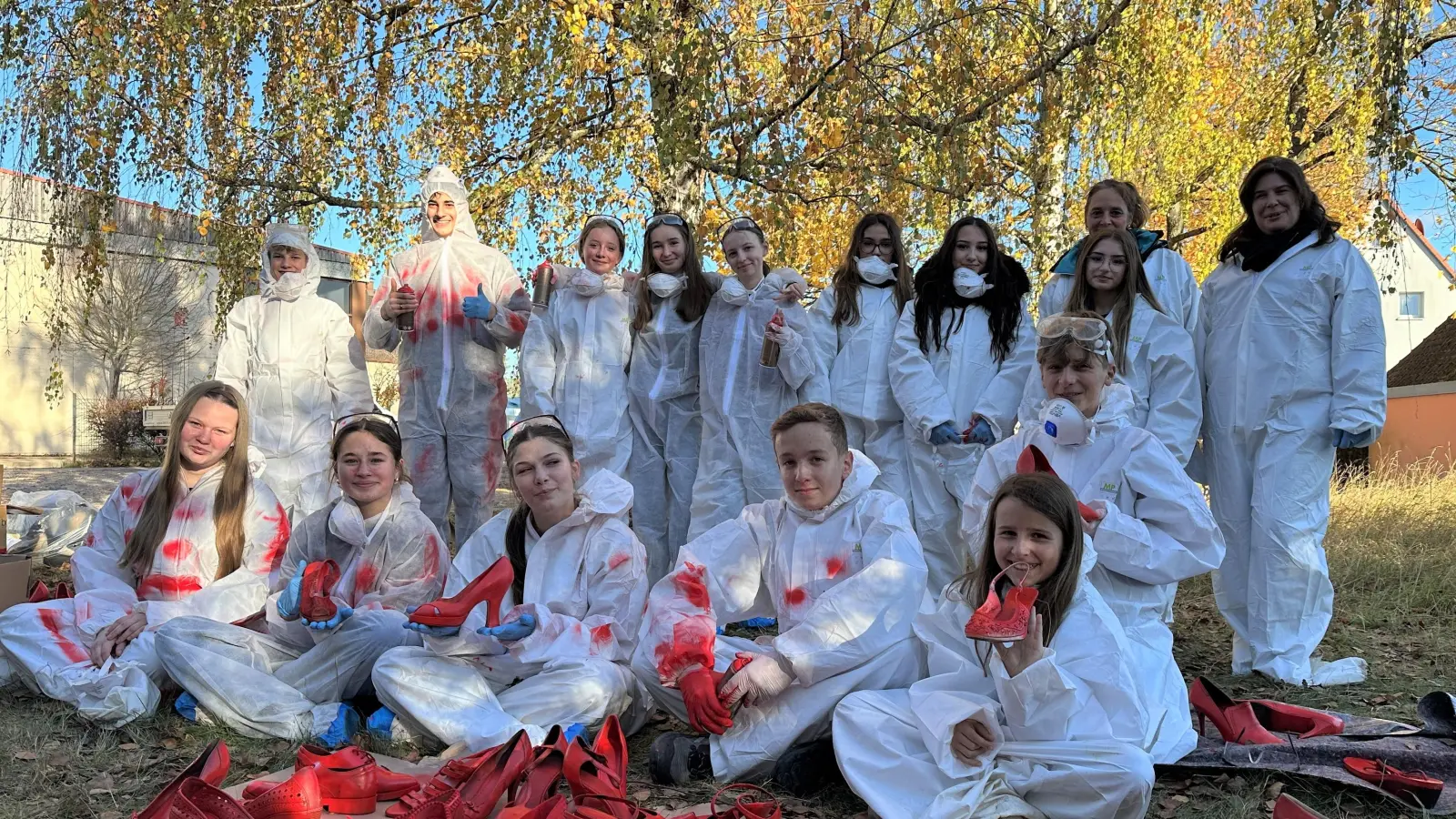 Rund 150 Schuhpaare färbten die Schülerinnen und Schüler der Realschule Heilsbronn für die Kunstinstallation ein. (Foto: Landratsamt Ansbach/Josephine Georgi)