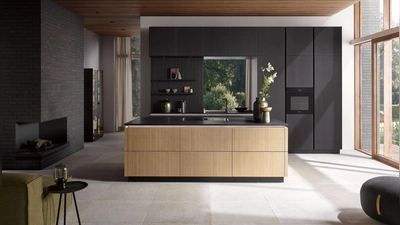 Die traditionelle Optik „Wiener Geflecht“ wird als Prägung in der Holzfurnierfront zum Hingucker in der Küche. (Foto: Häcker Küchen/dpa-tmn)