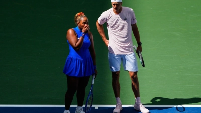 Alexander Zverev (r) ist im Mixed-Wettbewerb der US Open früh ausgeschieden. (Foto: Yuki Iwamura/AP/dpa)