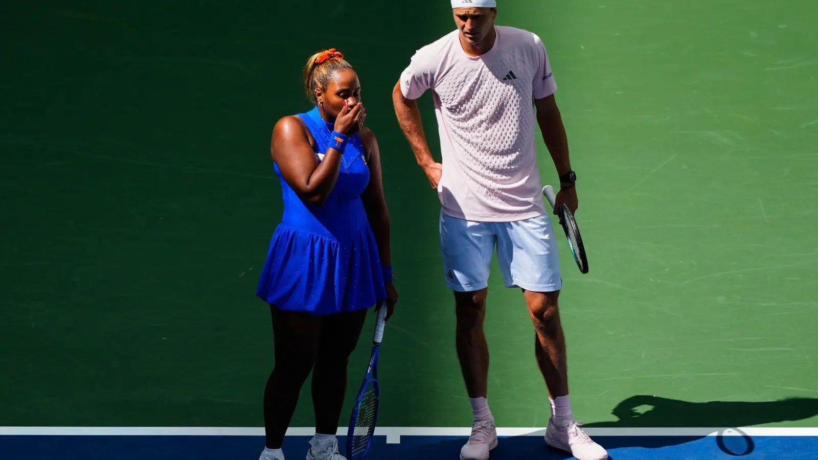 Alexander Zverev (r) ist im Mixed-Wettbewerb der US Open früh ausgeschieden. (Foto: Yuki Iwamura/AP/dpa)