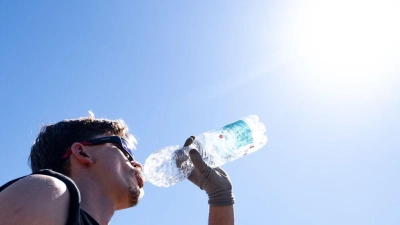 Bei hohen Temperaturen ist viel Trinken Pflicht. (Symbolbild: Benjamin Westhoff/dpa)