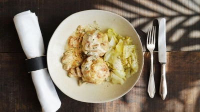 In der klassischen Wintervariante wird der Spitzkohl geschmort und mit Semmelknödel und Pilzrahmsauce serviert.  (Foto: Manfred Zimmer/herrgruenkocht.de/dpa-tmn)
