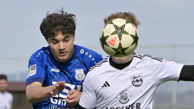 Zugegeben: Dieses Motiv ist mittlerweile ein Klassiker der Sportfotografie und es findet sich in Variationen auch immer mal wieder in der wöchentlichen FLZ-Galerie. Es passt halt gar zu schön zum Spruch von den Leuten, Männern oft, die angeblich nur Fußball im Kopf haben. Das wollen wir den beiden hier nicht unterstellen, die übrigens in der Kreisliga ihrem Hobby nachgehen.  (Foto: Martin Rügner)