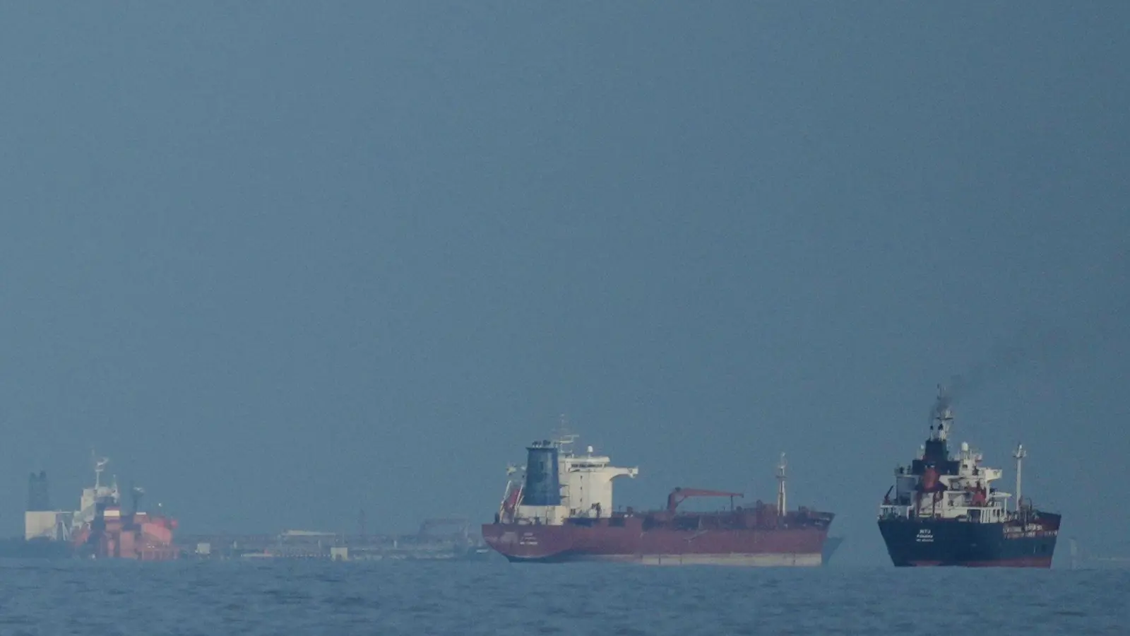 Der Iran fordert für die Öffnung der Straße von Hormus zuerst Kompensation für die Kriegsschäden. (Archivbild) (Foto: Altaf Qadri/AP/dpa)
