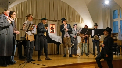 Zu einem einstündigen Kabinettstückchen wurde das musikalische Lustspiel „Biedermaier wagt eine Revolution“. Auszubildende der Berufsschule für Musik Mittelfranken führten es im Konzertsaal der Schule auf. Die Idee hatte Gesangsdozent Daniel Fiolga, der auch das Libretto schrieb. (Foto: Elke Walter)