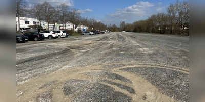 Mit ihren Kreiseln – im Fachjargon Donuts genannt – haben die „Drifter“ am Parkplatz des ehemaligen Messegeländes tiefe Spurrillen hinterlassen. (Foto: Florian Pöhlmann)