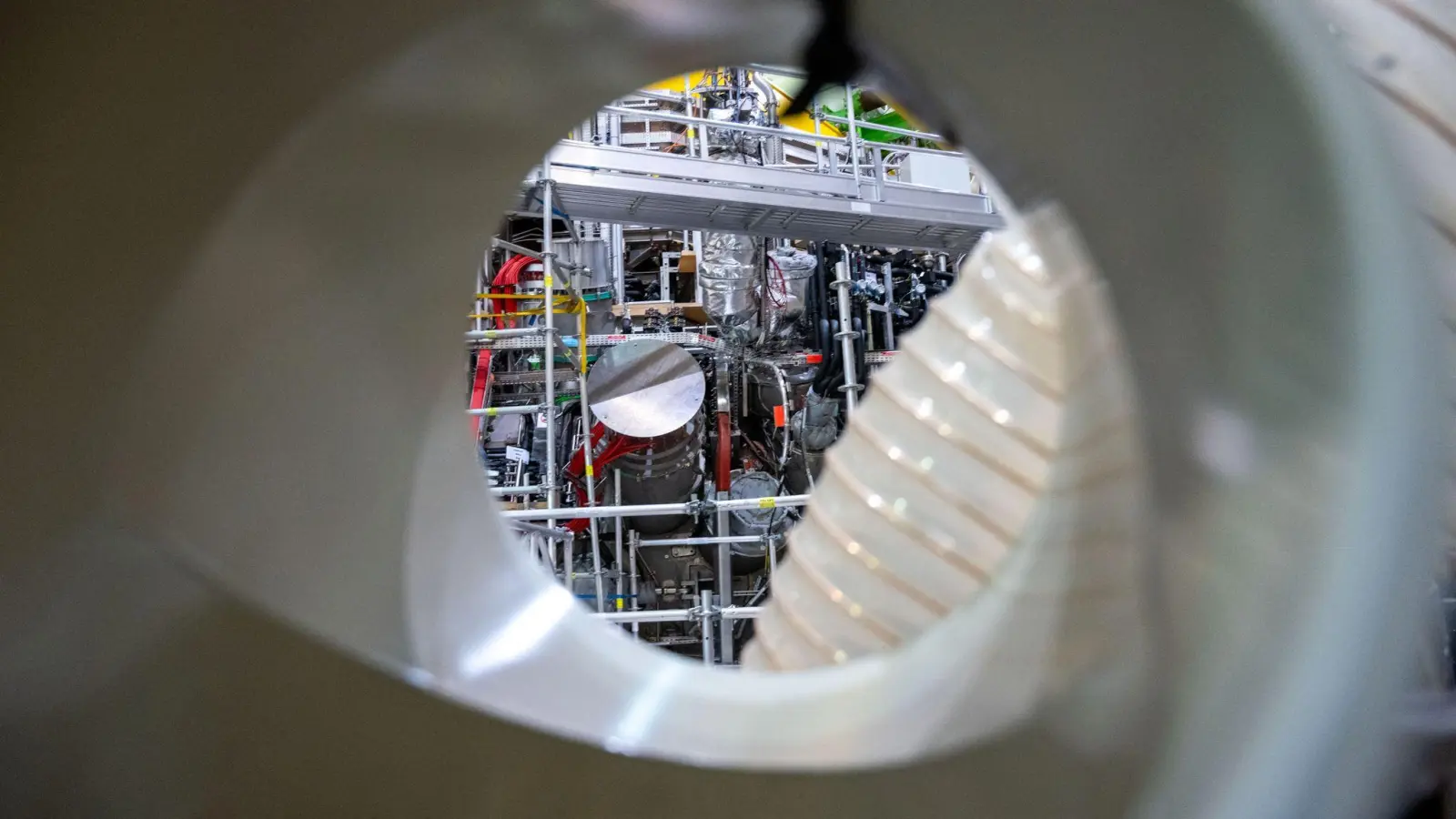 Der Forschungsreaktor „Wendelstein 7-X“ im Max-Planck-Institut für Plasmaphysik in Greifswald. Auch er ist ein Stellarator und damit ein Vorläufer der von Proxima Fusion geplanten Anlagen. (Archivbild) (Foto: Stefan Sauer/dpa)