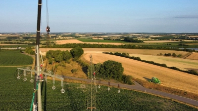 Der Mast-Austausch erforderte Arbeiten in ziemlich luftiger Höhe. Die Umsetzung erfolgte ohne eine die Haushalte der Umgebung betreffende Stromabschaltung. (Foto: Hellmayr GmbH)