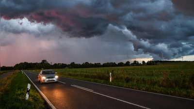 Unwetter im Anmarsch: Nun ist höchste Aufmerksamkeit gefragt. (Foto: Patrick Pleul/dpa/dpa-tmn)