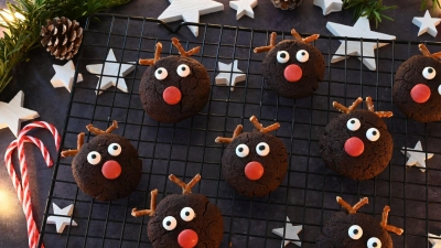 Rot leuchtet die Nase vom Schokokeks-Rudolph. Die Plätzchen passen gut in die Advents- und Weihnachtszeit und sind ganz leicht zu backen. (Foto: Julia Uehren/loeffelgenuss.de/dpa-tmn)